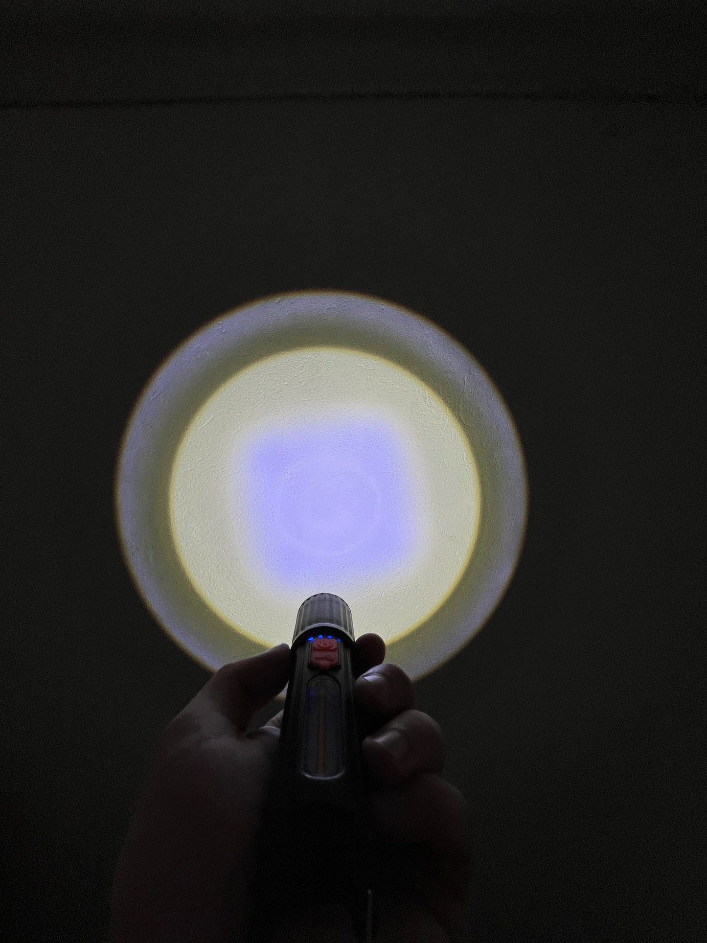 Linterna con Gancho y Zoom Recargable