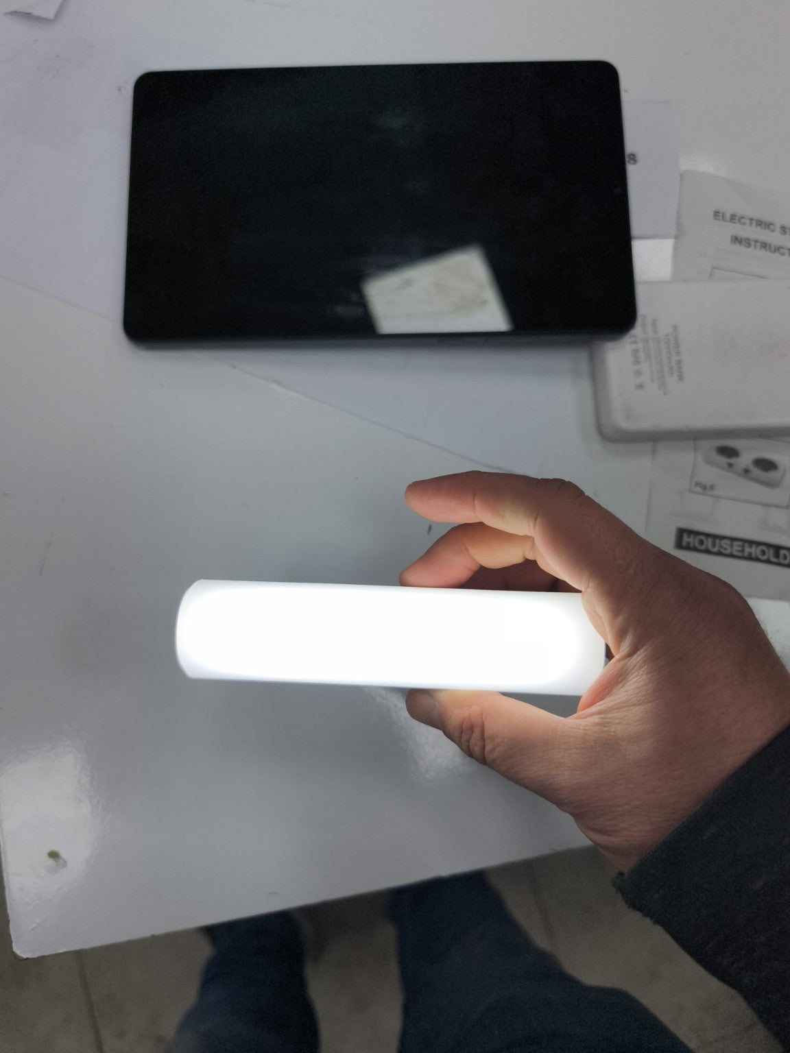 Linterna LED recargable USB de 12 cm ELB2503-145 con luz lateral encendida