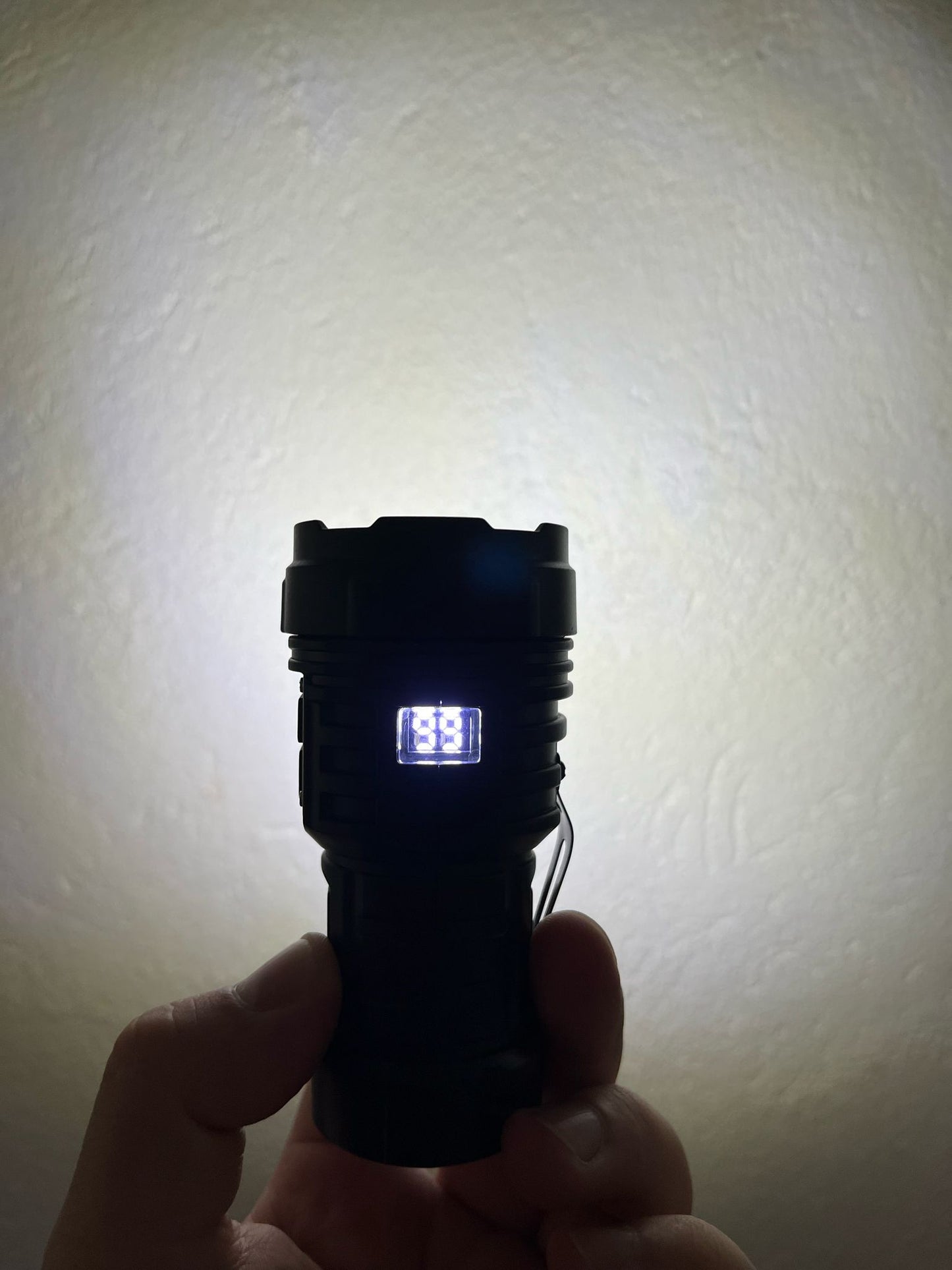 Linterna con Imán y Variaciones de Luces