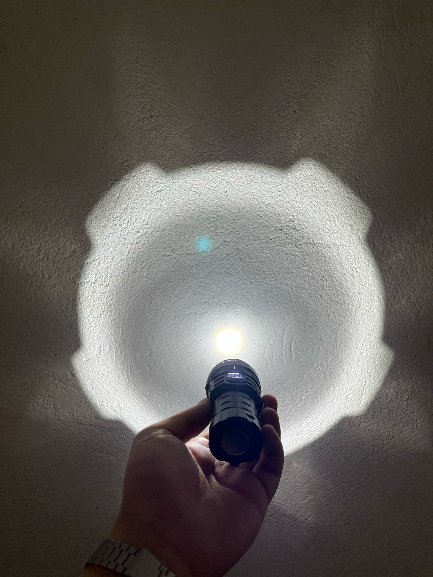 Linterna con Imán y Variaciones de Luces