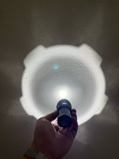 Linterna con Imán y Variaciones de Luces