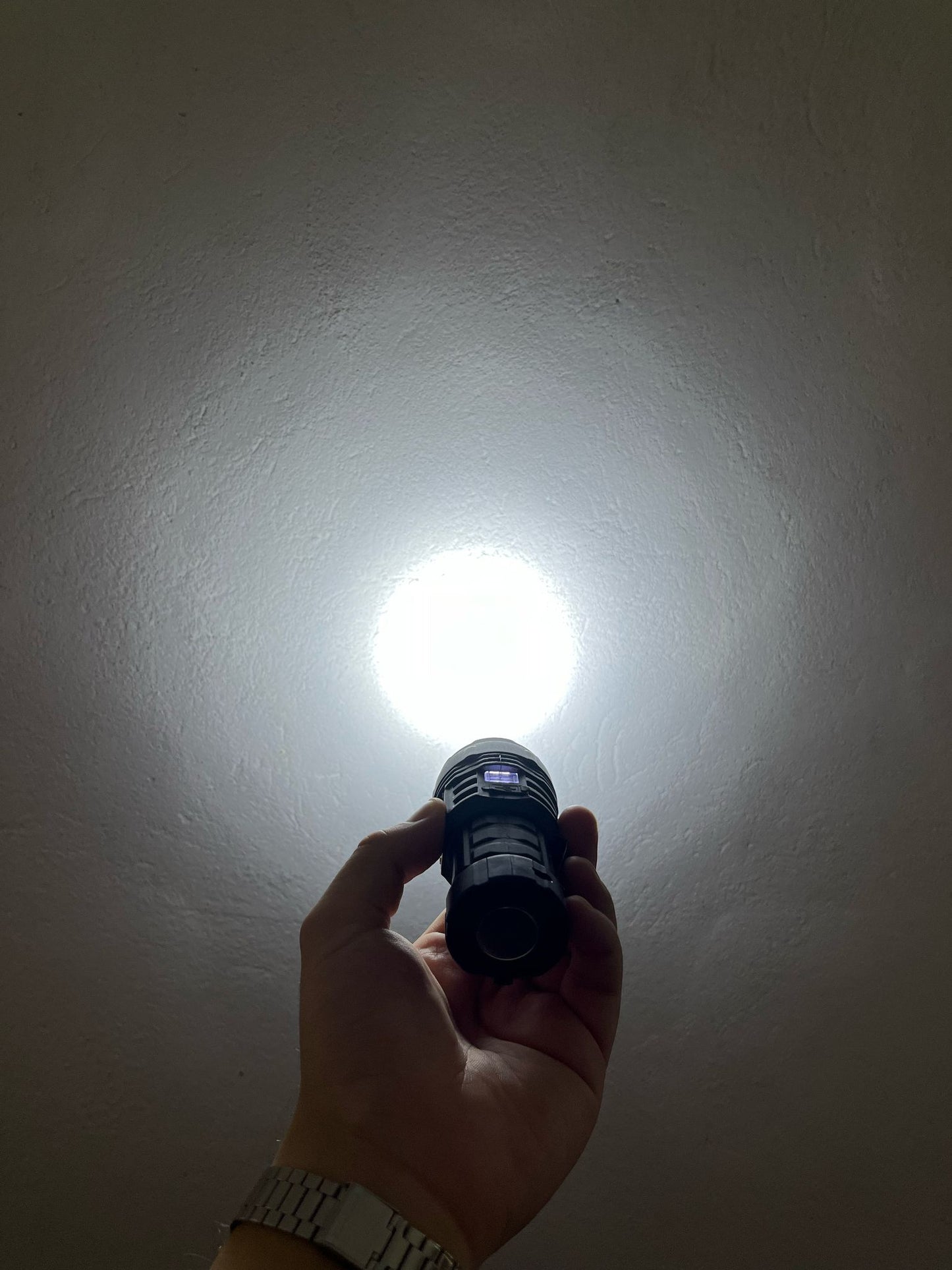 Linterna con Imán y Variaciones de Luces
