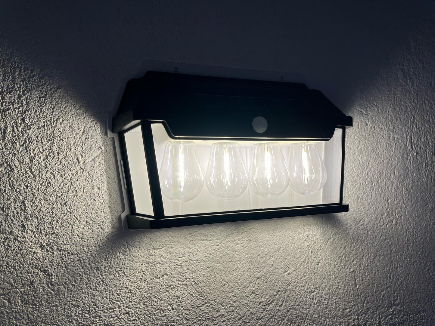 Luz Solar con Sensor + 4 Lámparas Cálidas